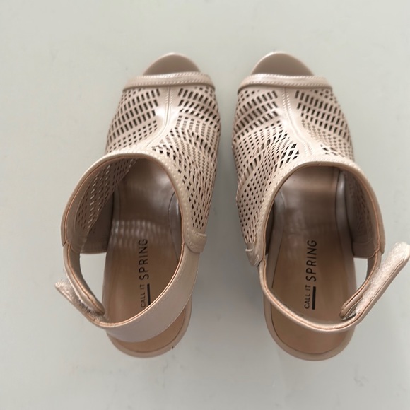 Women’s shoe - Picture 1 of 2